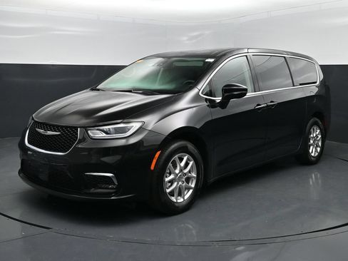 Used 2024 Chrysler Pacifica Touring-L FWD image 41