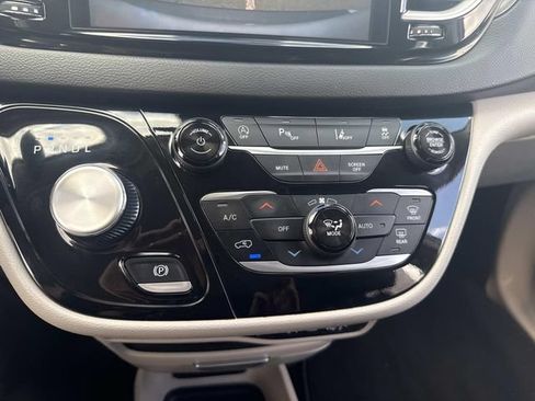 Used 2024 Chrysler Pacifica Touring-L FWD image 24