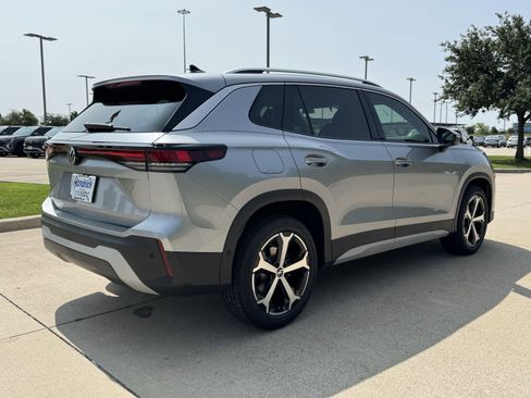 Certified 2025 Volkswagen Tiguan SE image 11