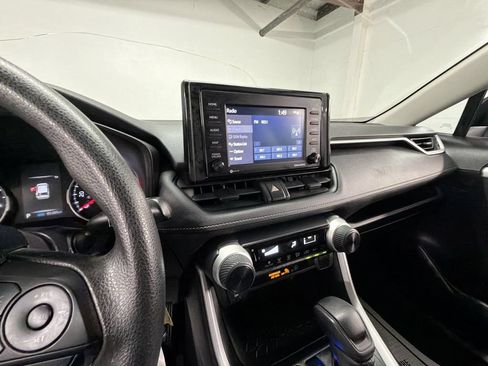 Used 2021 Toyota RAV4 LE FWD image 16