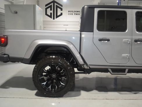 Used 2021 Jeep Gladiator Sport image 8