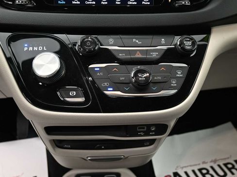 Used 2019 Chrysler Pacifica Touring-L Plus FWD image 9