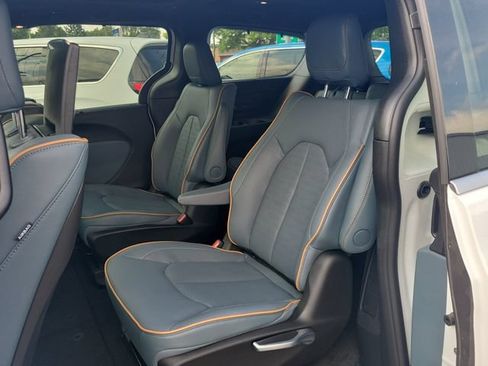 New 2027 Chrysler Pacifica Pinnacle w/ Theater Group AWD/4WD image 10