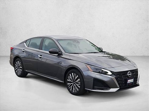 Used 2025 Nissan Altima 2.5 SV FWD image 3