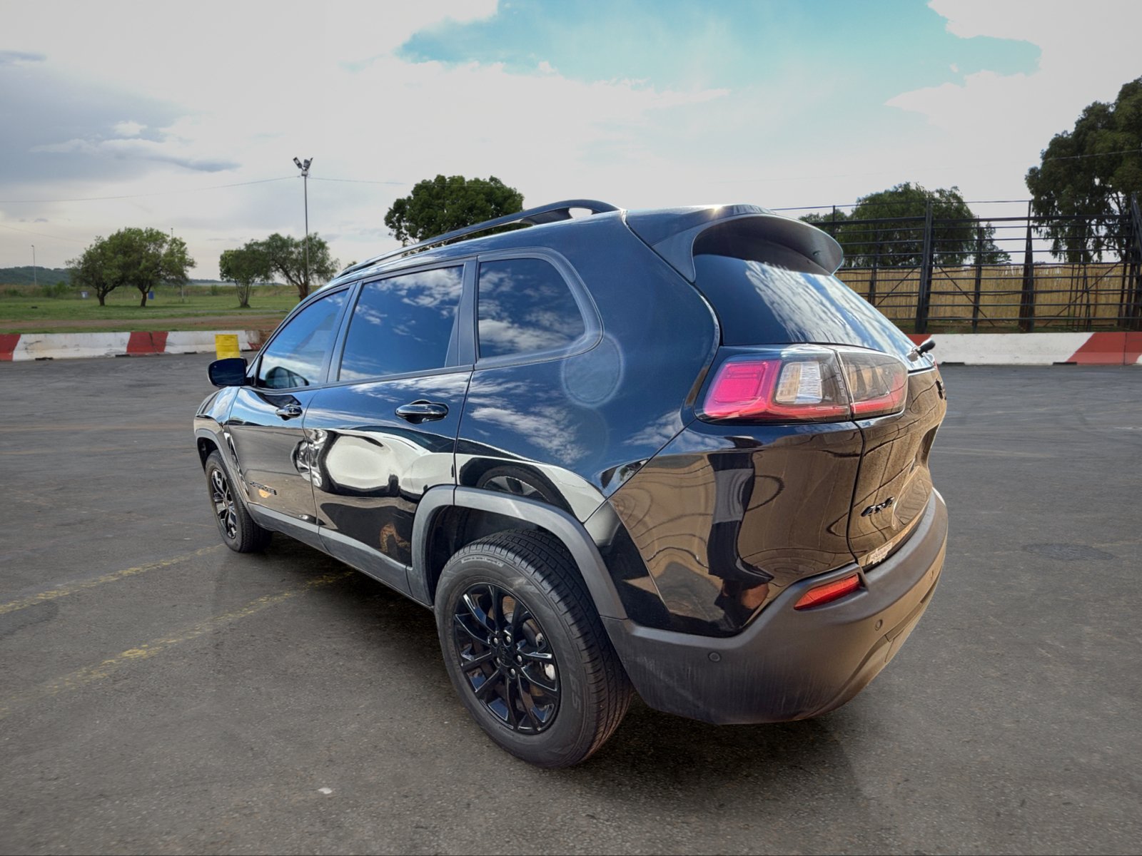 Used 2023 Jeep Cherokee Altitude Lux AWD/4WD image 4