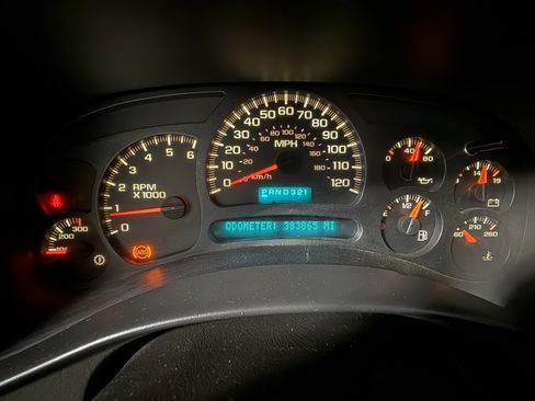 Used 2004 Chevrolet Silverado 2500 LS w/ Heavy-Duty Power Package AWD/4WD image 21