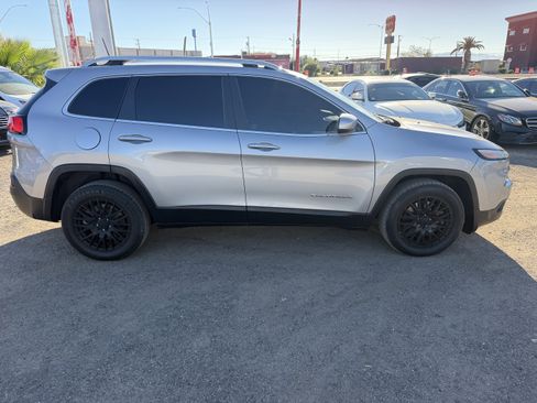 Used 2017 Jeep Cherokee Latitude image 4