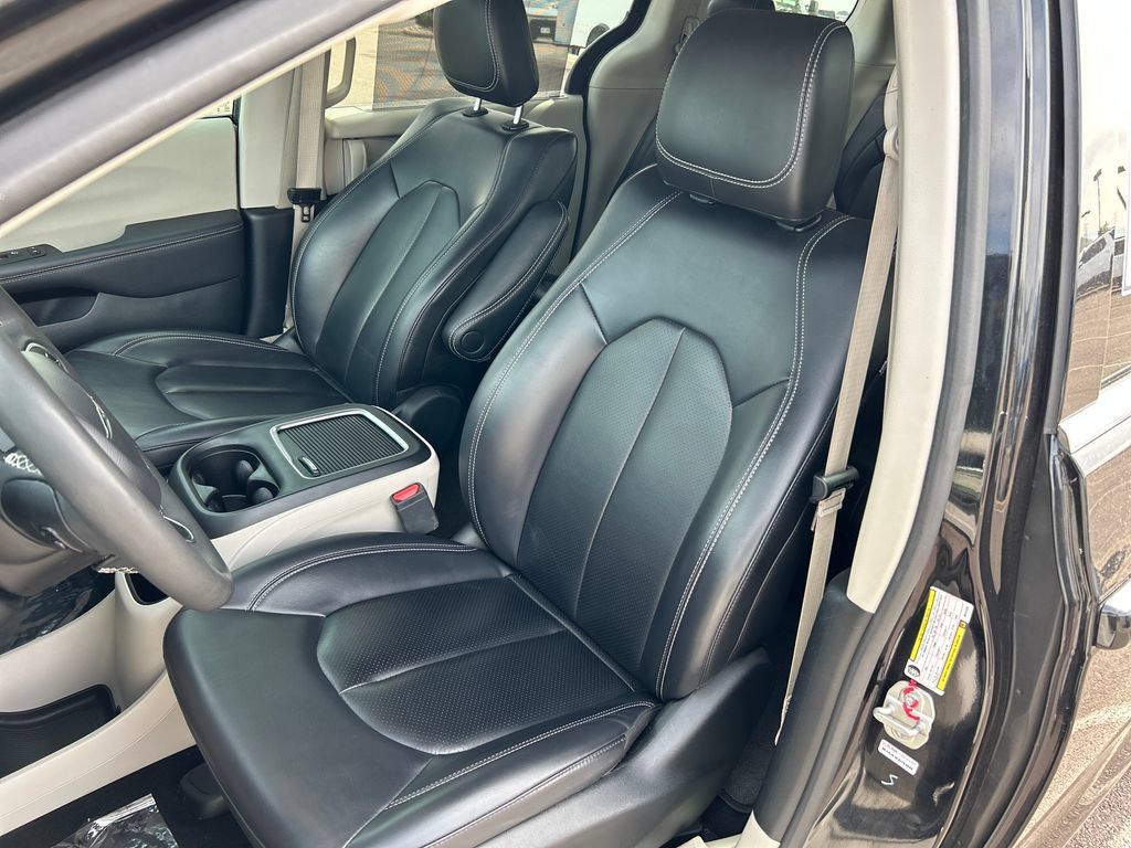 Used 2024 Chrysler Pacifica Touring-L FWD image 17