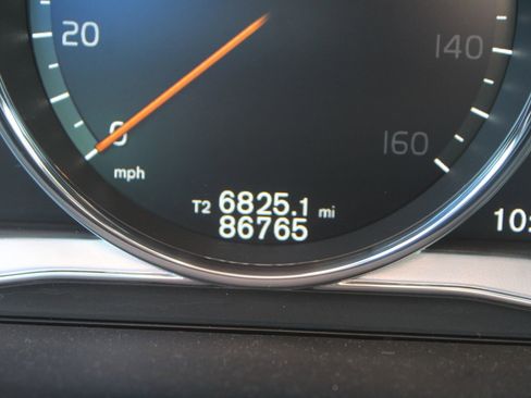 Used 2017 Volvo XC60 T6 Dynamic w/ Climate Package image 32