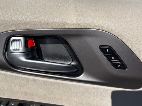 Used 2023 Chrysler Pacifica Touring-L image 17