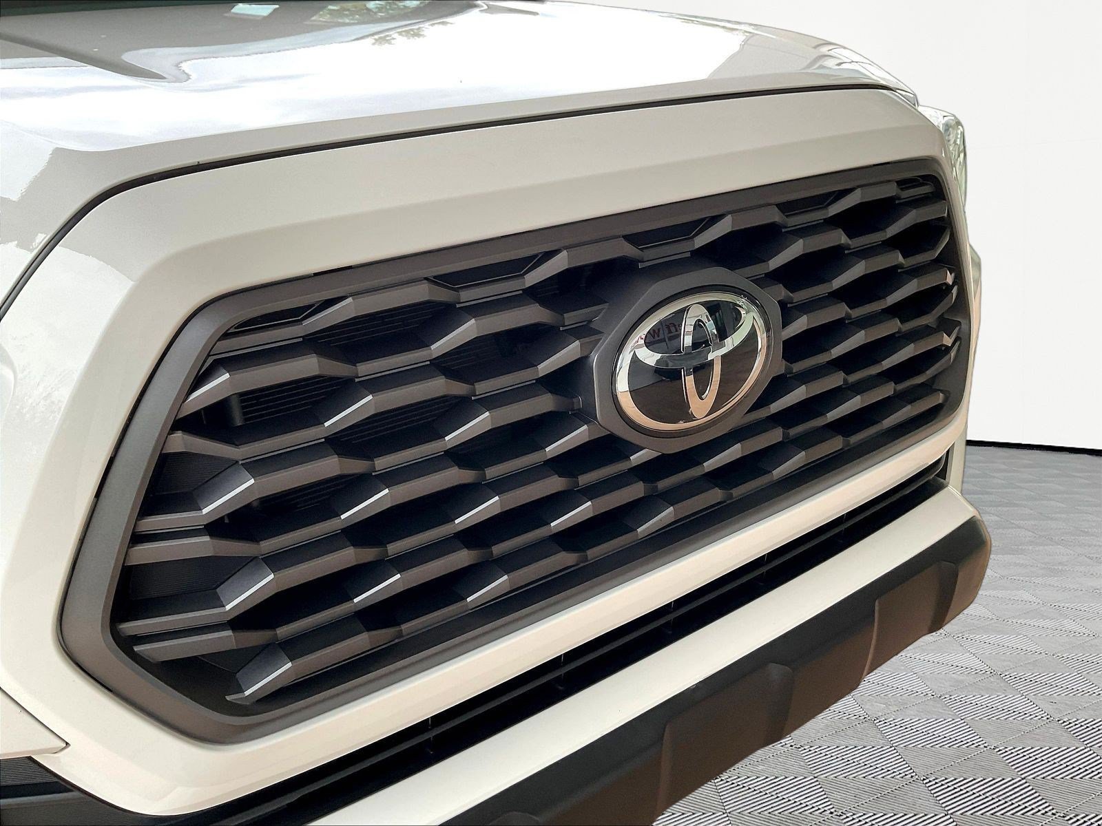 Used 2020 Toyota Tacoma TRD Off-Road w/ Technology Package AWD/4WD image 32