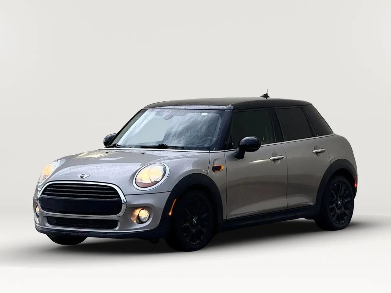 Used 2017 MINI Cooper 4-Door Hardtop FWD image 4