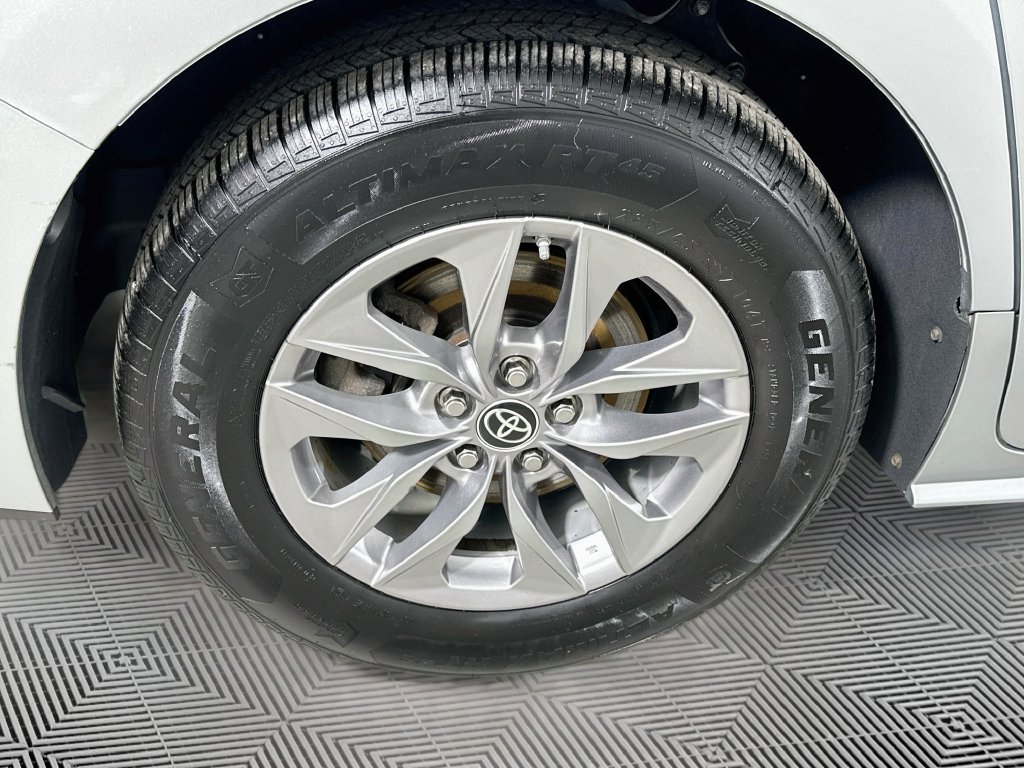 Certified 2022 Toyota Sienna XLE w/ XLE Plus Package AWD/4WD image 32