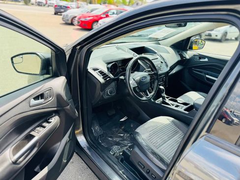 Used 2017 Ford Escape SE w/ SE Sport Appearance Package FWD image 9