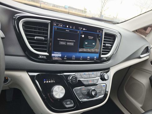 Used 2024 Chrysler Pacifica Touring-L image 26