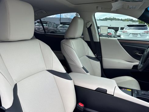 Used 2025 Lexus ES 300h w/ Premium Package FWD image 30