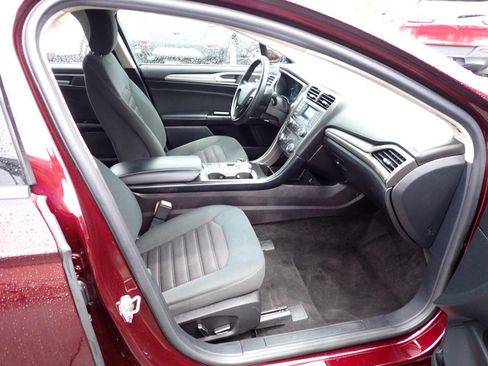 Used 2017 Ford Fusion SE FWD image 9