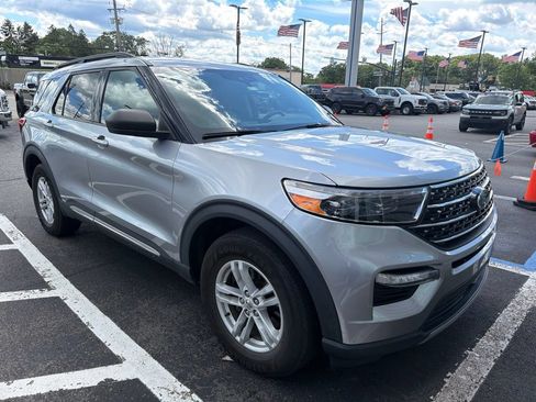 Used 2021 Ford Explorer XLT w/ Equipment Group 202A AWD/4WD image 4