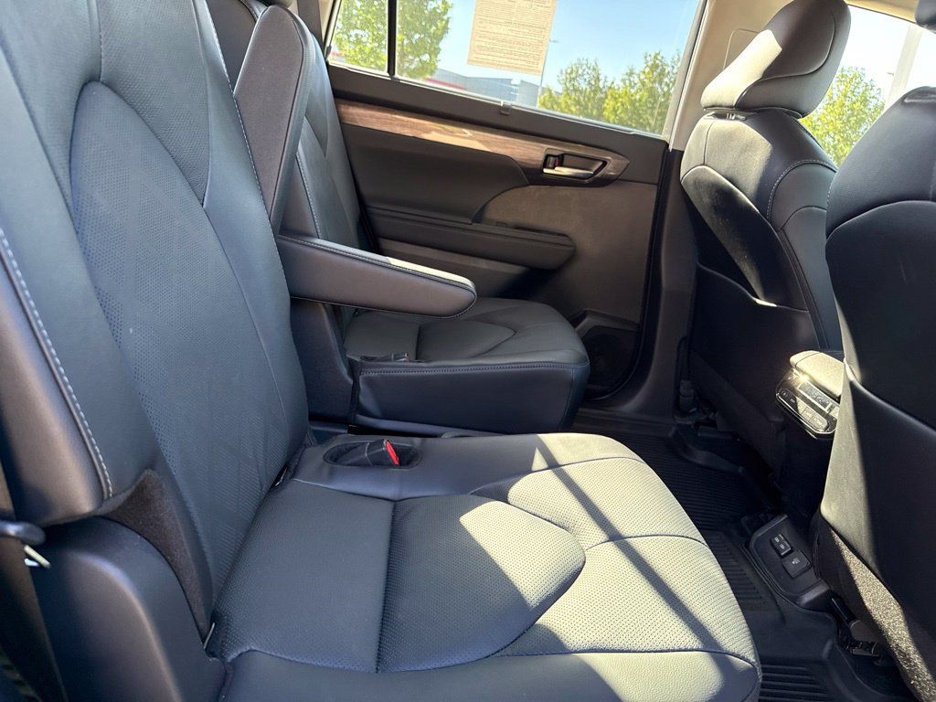 Used 2024 Toyota Highlander Platinum AWD/4WD image 15