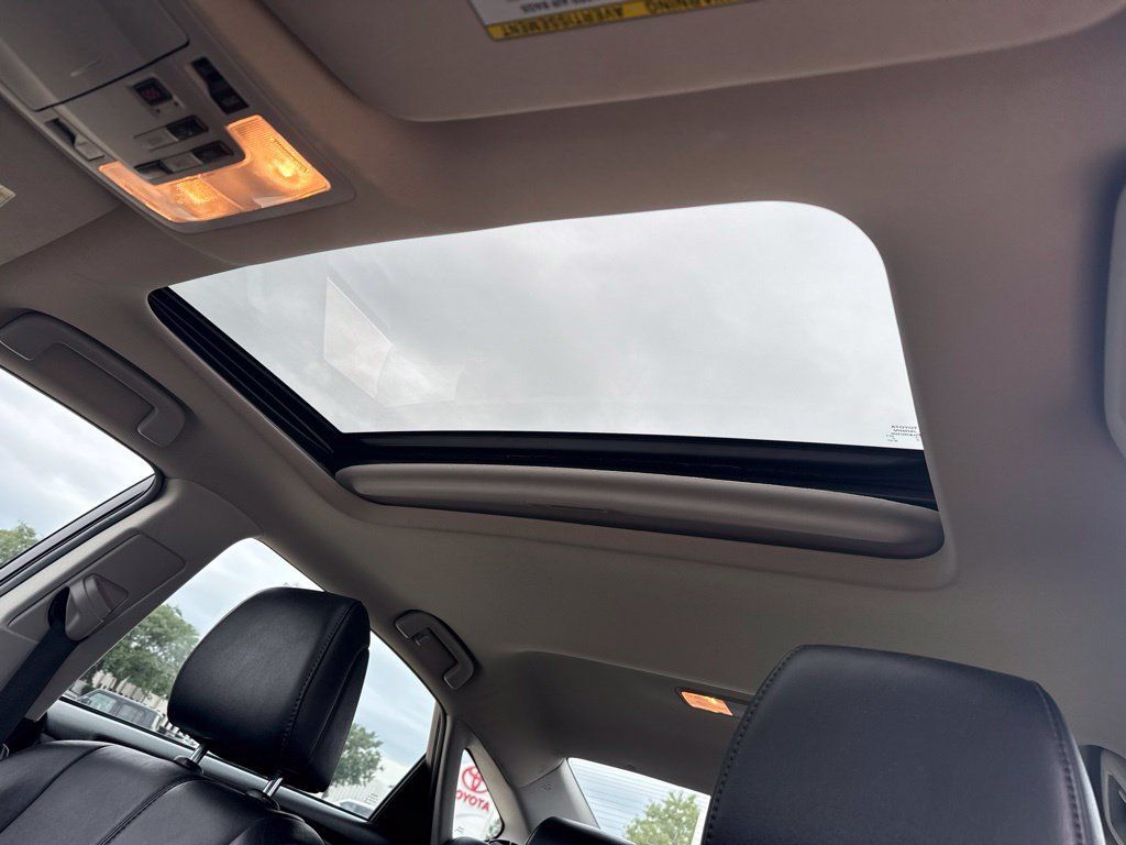 Used 2013 Toyota Avalon Limited w/ Technology Pkg FWD image 9
