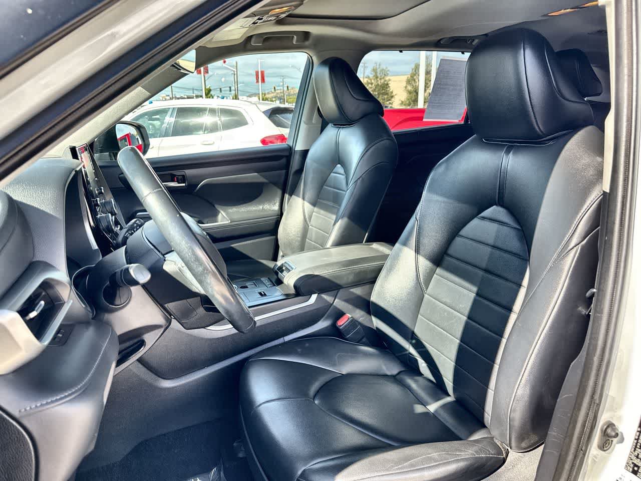 Used 2021 Toyota Highlander XLE AWD/4WD image 11