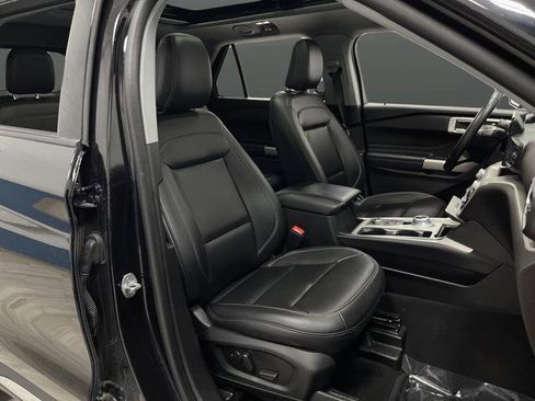 Used 2023 Ford Explorer XLT image 30
