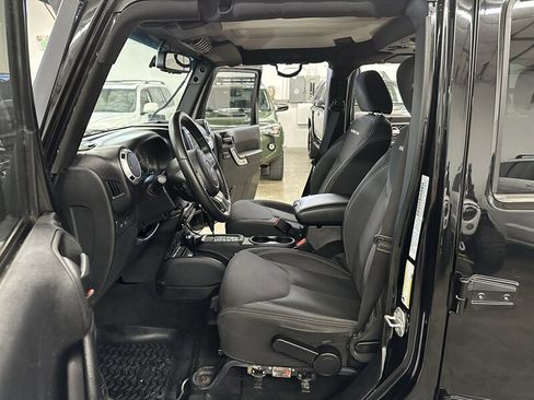 Used 2015 Jeep Wrangler Unlimited Rubicon w/ Connectivity Group AWD/4WD image 15