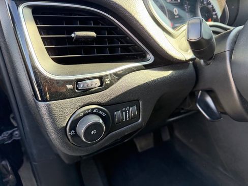 Used 2020 Jeep Cherokee Latitude Plus FWD image 12