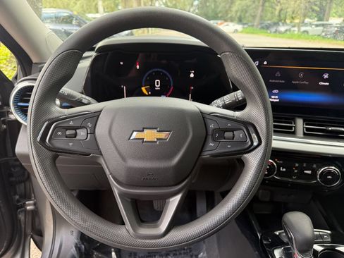 Used 2025 Chevrolet Trax LT FWD image 24