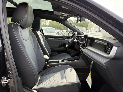 New 2026 Volkswagen Tiguan SE R-Line FWD image 18