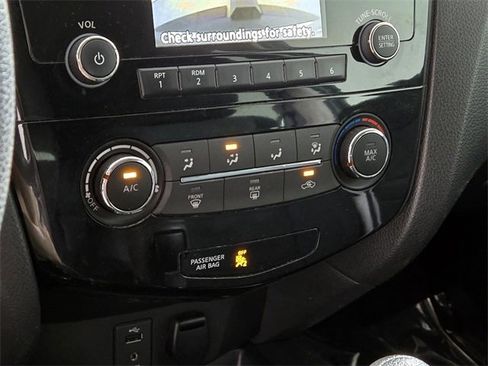 Used 2016 Nissan Rogue S image 36