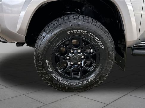 Used 2021 Toyota Tacoma SR5 AWD/4WD image 11