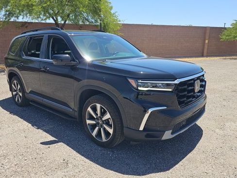 Used 2025 Honda Pilot Touring image 3