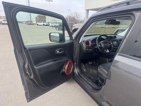 Used 2017 Jeep Renegade Trailhawk w/ Premium Trailhawk Package image 11