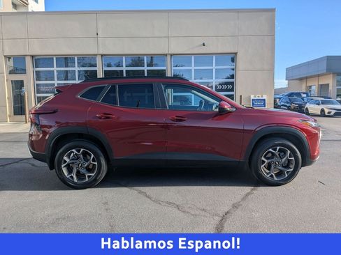 Used 2024 Chevrolet Trax LT w/ Driver Confidence Package FWD image 2