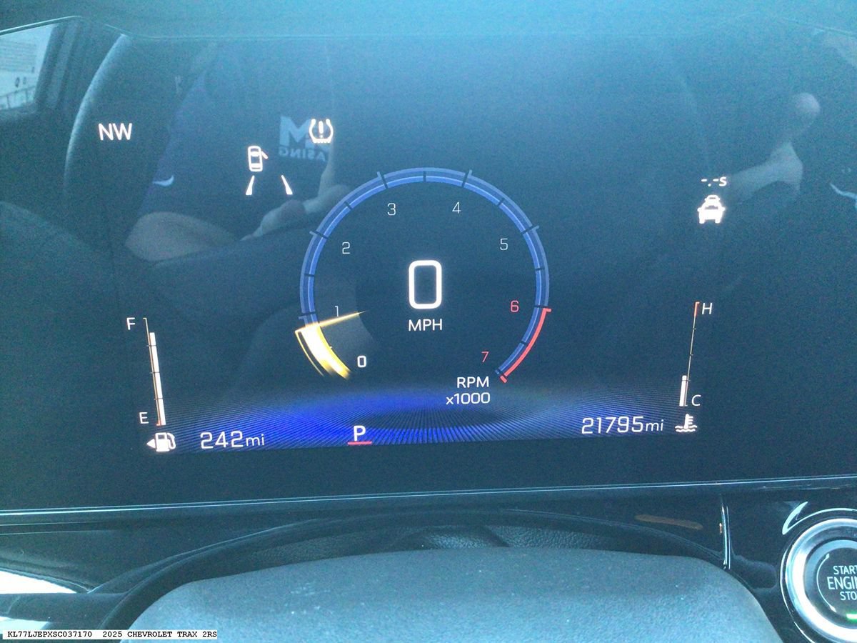 Used 2025 Chevrolet Trax RS w/ Sunroof Package FWD image 13