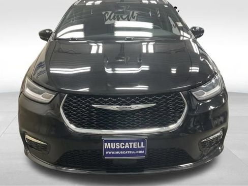 Used 2025 Chrysler Pacifica Select FWD image 2