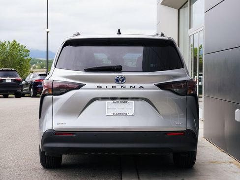 Used 2025 Toyota Sienna XLE FWD image 6