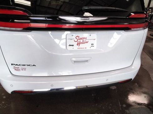 Used 2024 Chrysler Pacifica Touring-L image 15