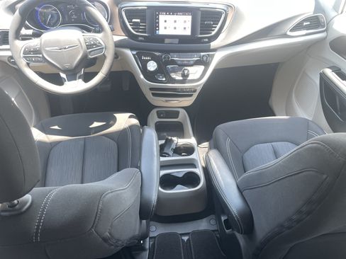 Used 2023 Chrysler Voyager LX FWD image 26