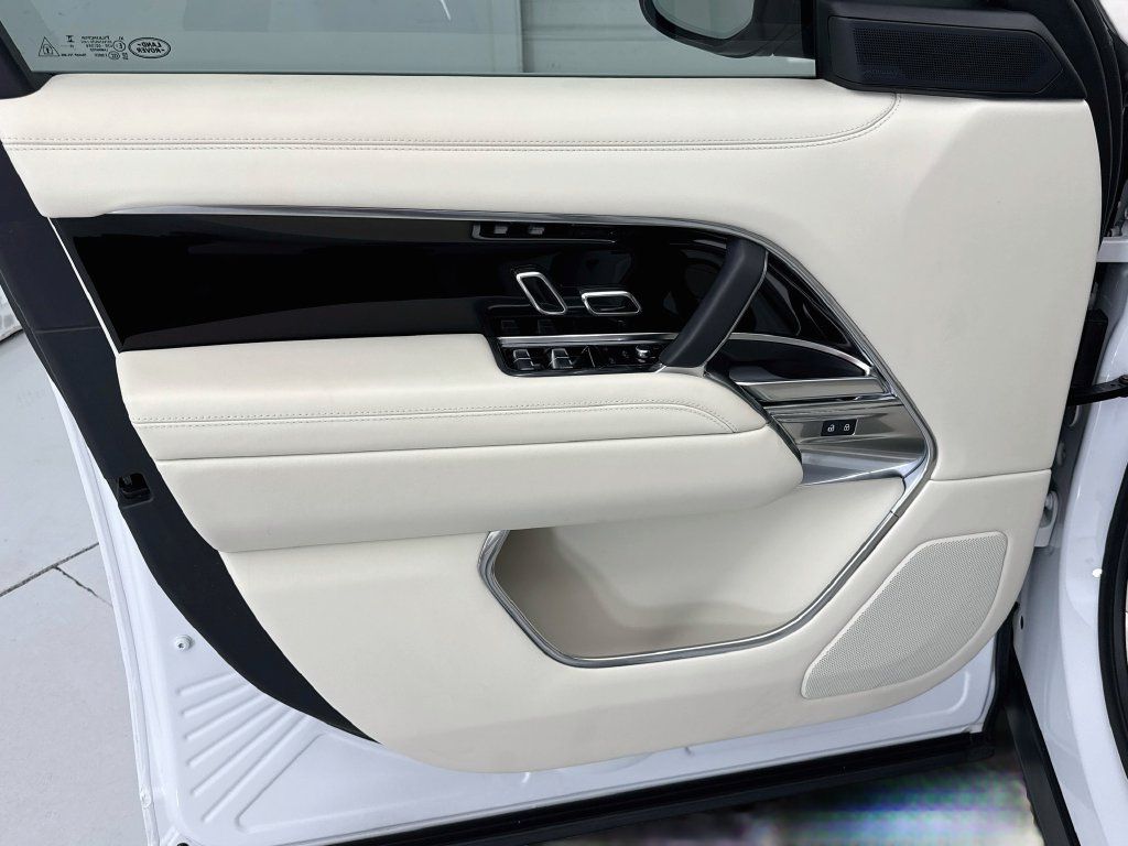 Certified 2025 Land Rover Range Rover SE AWD/4WD image 23