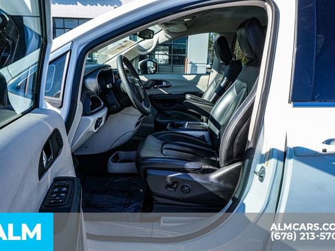 Used 2023 Chrysler Pacifica Touring-L image 19