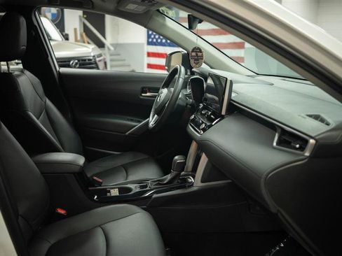 Used 2023 Toyota Corolla Cross XLE w/ Convenience Package FWD image 14