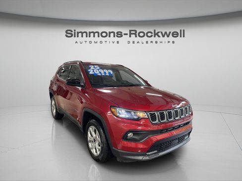 Used 2025 Jeep Compass Latitude AWD/4WD image 7
