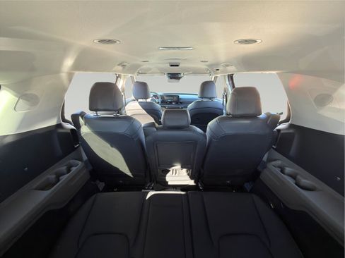 Used 2025 Kia Carnival EX image 7