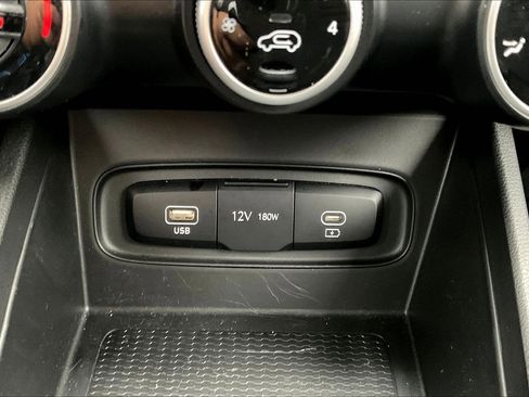 Certified 2025 Hyundai Venue SE image 16