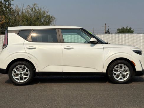 Used 2023 Kia Soul LX w/ LX Technology Package FWD image 3
