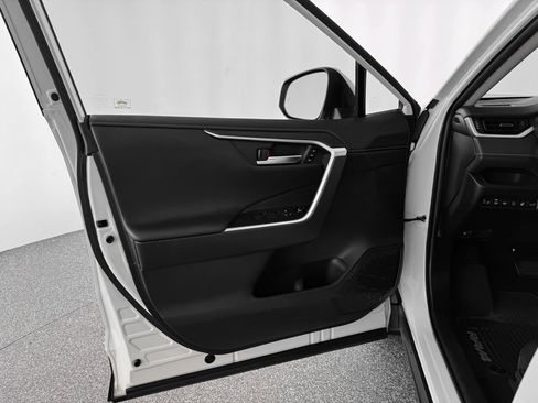 Used 2020 Toyota RAV4 Limited image 12
