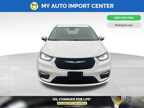 Used 2023 Chrysler Pacifica Touring-L FWD image 2