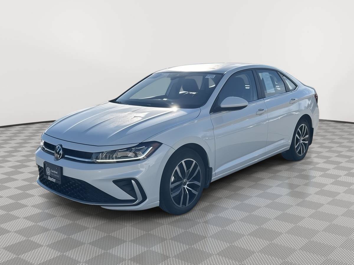 Used 2025 Volkswagen Jetta SE FWD image 2